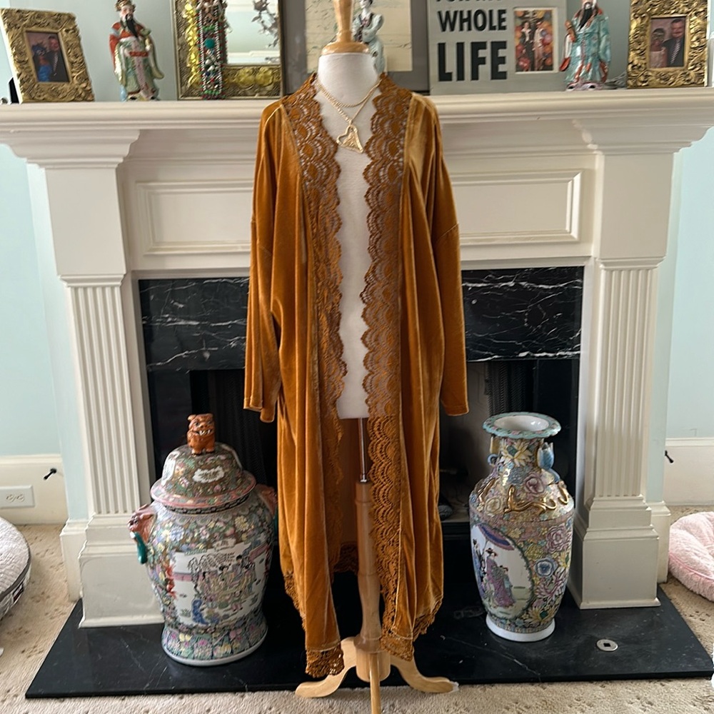 Glorious gold velvet “Rusty Dusty” kimono w/ lace trim. Worn once